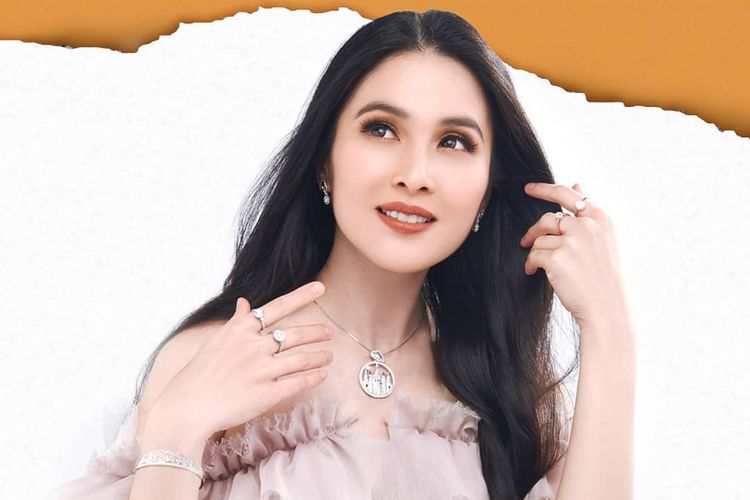 Sandra Dewi, artis cantik yang tetap memikat perhatian banyak orang meskipun jarang tampil di layar kaca, kembali menjadi sorotan. Akun media : Sumber foto: Kompas.com