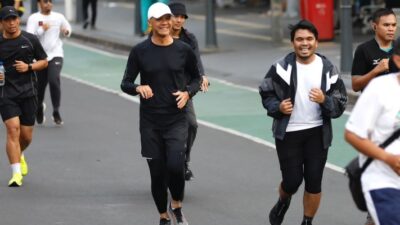 Calon Presiden Ganjar Pranowo memulai akhir pekannya dengan semangat sehat, melakukan lari pagi di kawasan Car Free Day (CFD) di Jalan Jenderal (Sumber foto : RMOL)
