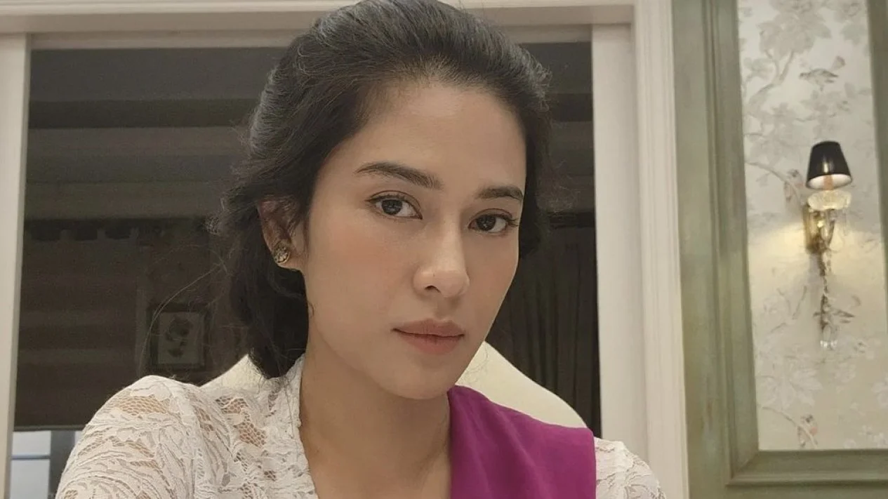 Aktris terkenal Indonesia, Dian Sastrowardoyo, kembali memukau penonton dengan perannya sebagai Dasiyah dalam serial Gadis Kretek. Meskipun telah (Sumber foto : Diva)
