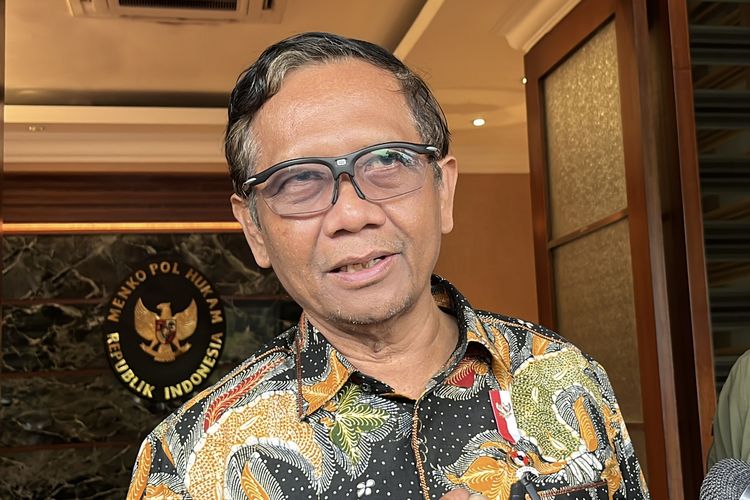 Menteri Koordinator Bidang Politik, Hukum, dan Keamanan Mahfud MD memberikan tanggapan terkait penetapan tersangka terhadap Wakil Menteri (Sumber foto: Kompas)