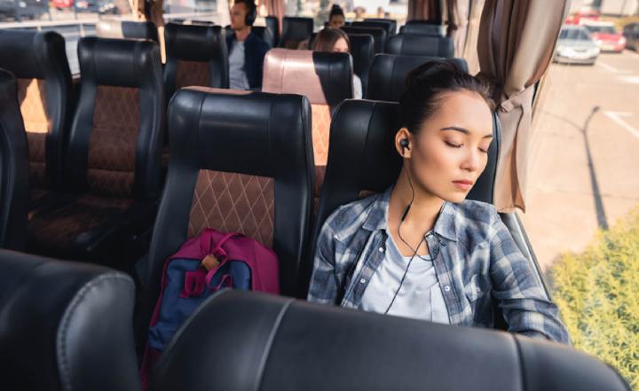 Perjalanan jauh dengan bus bisa menjadi tantangan, terutama ketika kebosanan mulai menyelinap. Namun, dengan beberapa tips kreatif, Anda dapat (Sumber foto: Tempo)