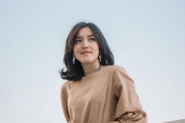 Penyanyi dan penulis lagu, Ify Alyssa, kembali memukau penggemarnya dengan merilis karya terbarunya, sebuah lagu berjudul "Tak Istimewa". (Sumber foto: IDN Times)