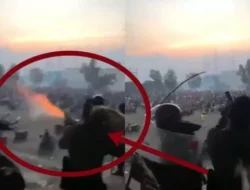 Video Detik-detik Polisi Tembakan Gas Air Mata ke Suporter Gresik United
