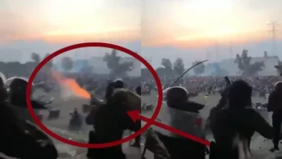 Video Detik-detik Polisi Tembakan Gas Air Mata ke Suporter Gresik United