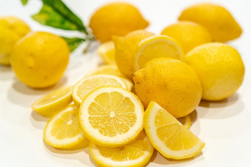 Lemon, dengan rasa segar dan kandungan nutrisinya yang kompleka dapat menjadi patner yang baik dalam program diet. Ada sejumlah kandungan (Sumber foto: KataData)