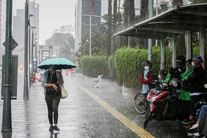 Hujan dan angin besar sering terjadi di akhir dan awal tahun, terutama di beberapa wilayah yang mengalami perubahan cuaca musiman secara signifikan. (Sumber foto: JawaPos)