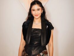 Dian Sastrowardoyo Memukau dengan Gaya Berbeda di Red Carpet Festival Film Indonesia 2023