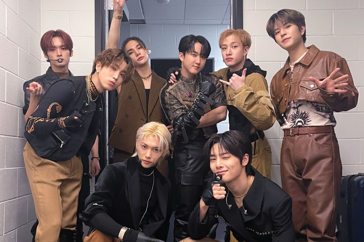 Boy grup Stray Kids, yang terkenal dengan energi panggungnya yang luar biasa, telah dikonfirmasi akan membuat debut mereka di panggung (Sumber foto: Antara)