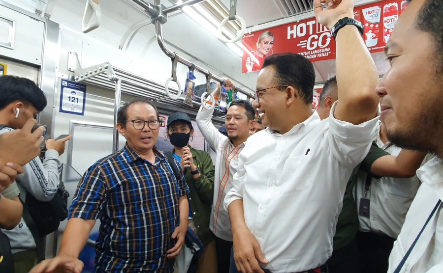 Calon Presiden nomor urut 1, Anies Baswedan, menunjukkan pendekatan yang unik dalam menjalani kampanye perdananya. Usai menggelar kegiatan (Sumber foto: Medcom)