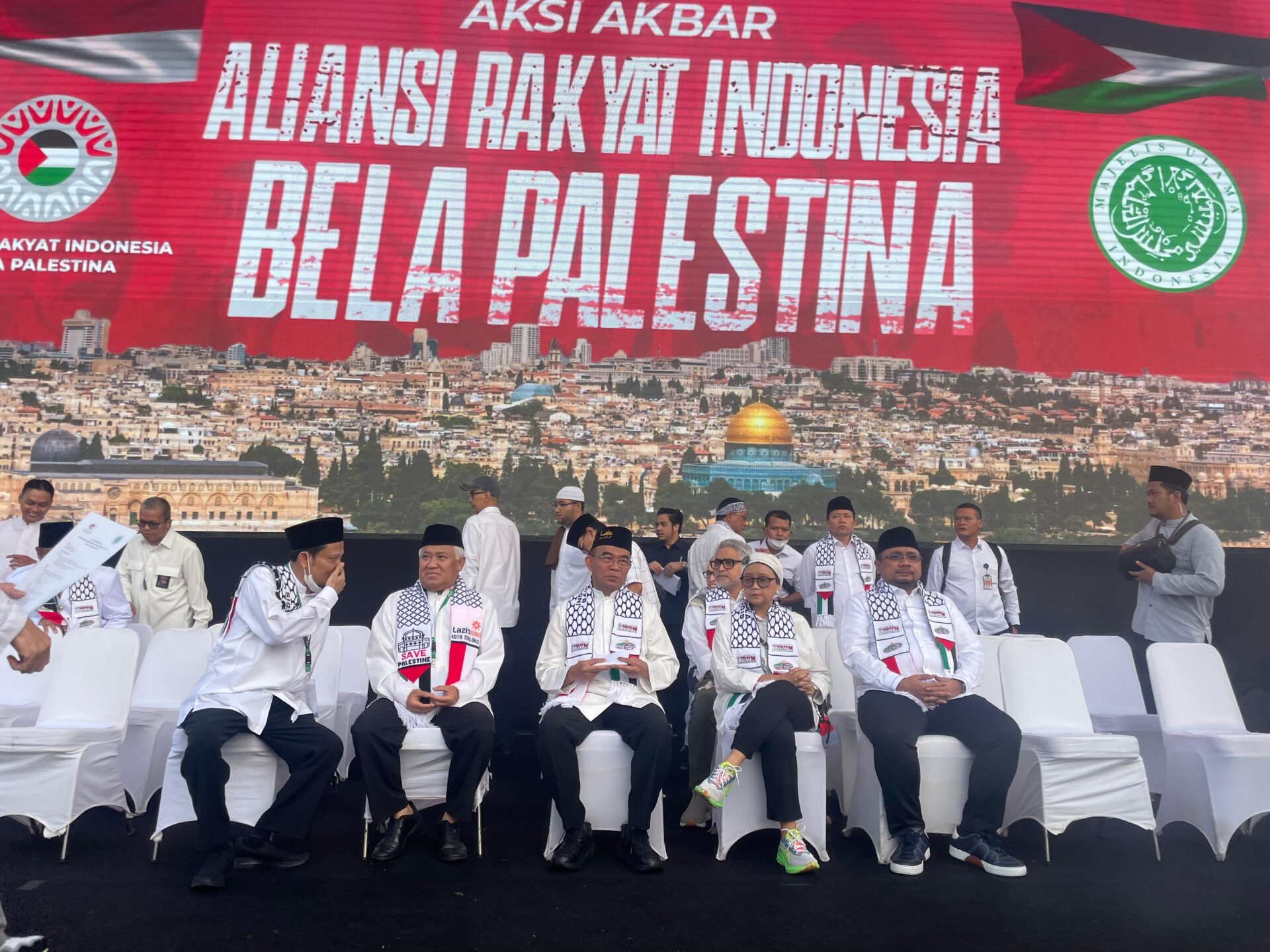 Bacapres dari Partai Gerindra, Prabowo Subianto, absen dalam acara Aksi Akbar Aliansi Rakyat Indonesia Bela Palestina di Monas. Mengenai ketidakhadiran Prabowo (Sumber Foto : Kemenag RI)