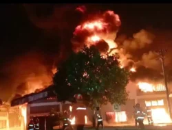 Kebakaran Habiskan Bangunan Pabrik Sarung Tangan di Bantul Yogyakarta