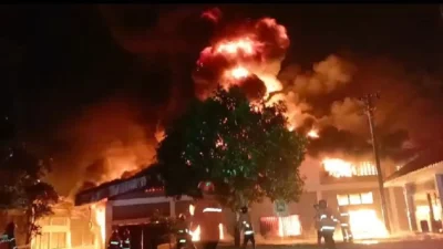 Kebakaran Habiskan Bangunan Pabrik Sarung Tangan di Bantul Yogyakarta (sumber foto : radarkjogja)