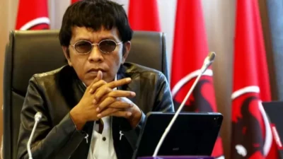 Ketua Tim Pemenangan Nasional Ganjar-Mahfud, Arsjad Rasjid, mengumumkan sejumlah tokoh yang akan terlibat dalam Tim Pemenangan Nasional (Sumber foto: JawaPos)