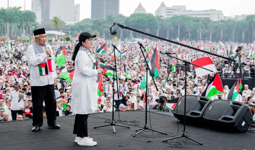 Aksi Akbar Aliansi Rakyat Indonesia Bela Palestina di Monas, Jakarta Pusat, menghadirkan momen menarik ketika Ketua DPR RI, Puan Maharani, (Sumber Foto : Suara Surabaya)