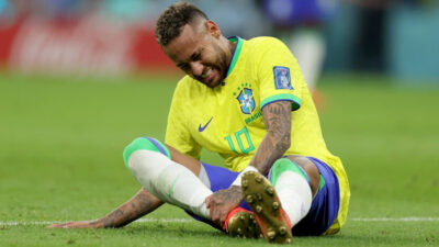 Bintang sepakbola Brasil, Neymar, telah menjalani operasi yang rumit di lutut kirinya setelah mengalami cedera serius pada ligamen anterior cruciate dan meniskus. (Sumber Foto. Sauce)