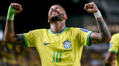 Bintang sepakbola Brasil, Neymar, telah melangkah menuju pemulihan setelah menjalani operasi yang sukses pada Kamis (2/11) di Brasil. (Sumber Foto. Versusfpy)
