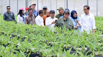 Presiden Joko Widodo didampingi oleh Menteri Lingkungan Hidup dan Kehutanan (LHK) Siti Nurbaya menerima 100 CEO atau pimpinan dunia usaha dan (Sumber foto : Sekertariat Kabinet )