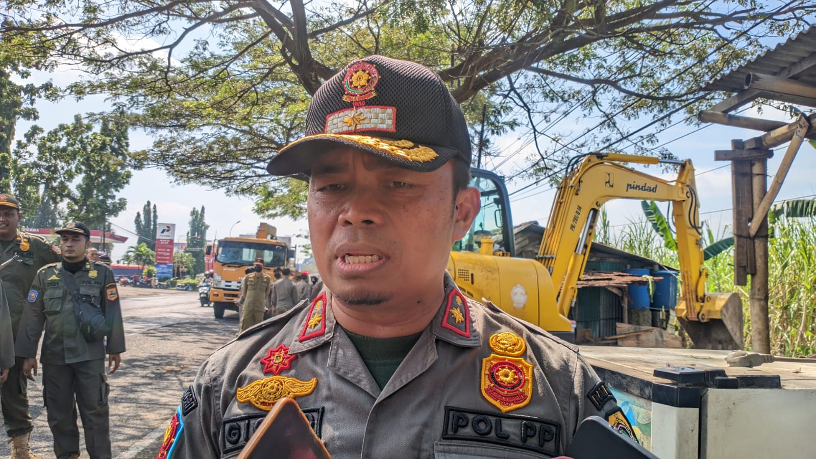 Kekeringan panjang yang melanda wilayah kabupaten Pati menyebabkan banyak musibah terjadi salah satunya kebakaran. Polisi Pamong Praja dan Pemadam (Jurnalindo.com)