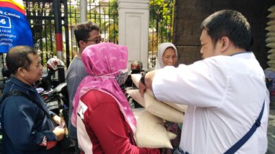 Cegah Inflasi, BUMD Jateng Gelar Beras Murah di Depan Pendopo Kabupaten Pati,