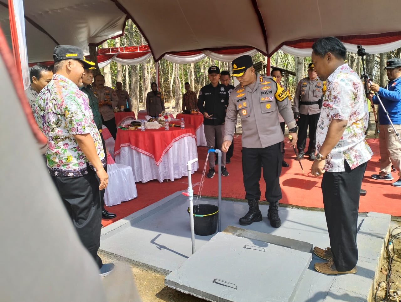 Kekeringan yang melanda wilayah bagian Pati selatan hampir empat bulan terakhir, menyebabkan masyarakat kesulitan untuk mendapat air bersih.