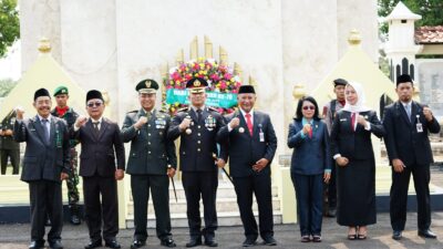 Dalam rangka Hari pahlawan ke-78 sejumlah tokoh pemangku kebijakan pemerintah Kabupaten Pati berziarah disertai upacara di halaman Taman Makam (Jurnalindo)