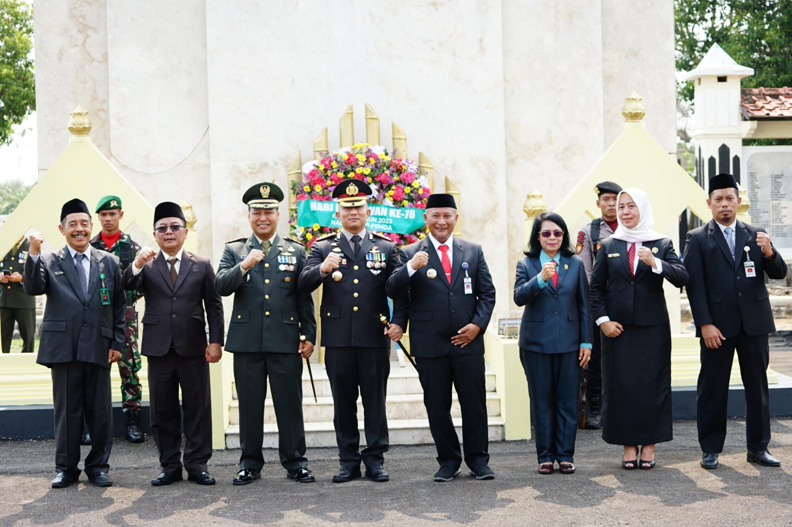 Dalam rangka Hari pahlawan ke-78 sejumlah tokoh pemangku kebijakan pemerintah Kabupaten Pati berziarah disertai upacara di halaman Taman Makam (Jurnalindo)