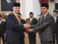 Presiden Jokowi Anugerahkan Bintang Jasa Pratama kepada Presiden FIFA Gianni Infantino