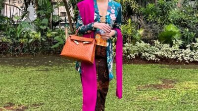 Bunga Citra Lestari, atau yang akrab disapa BCL, baru-baru ini membagikan potret memukau dalam balutan kebaya tradisional di akun Instagram pribadinya (Sumber foto: Wolipop)