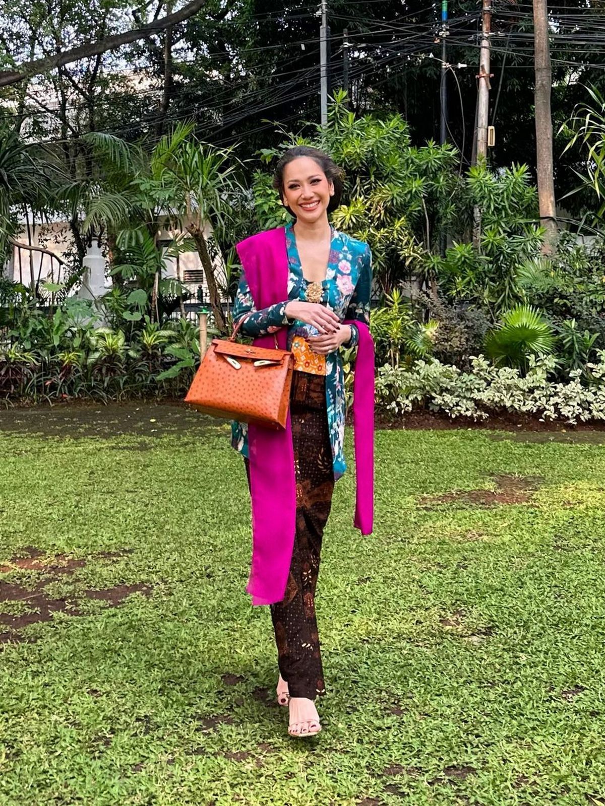 Bunga Citra Lestari, atau yang akrab disapa BCL, baru-baru ini membagikan potret memukau dalam balutan kebaya tradisional di akun Instagram pribadinya (Sumber foto: Wolipop)