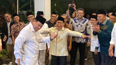 Calon Presiden (Capres) Prabowo Subianto kembali memperlihatkan sisi keceriaannya dengan melakukan aksi joget di depan relawan. Insiden ini terjadi (Sumber foto : SindoNews)