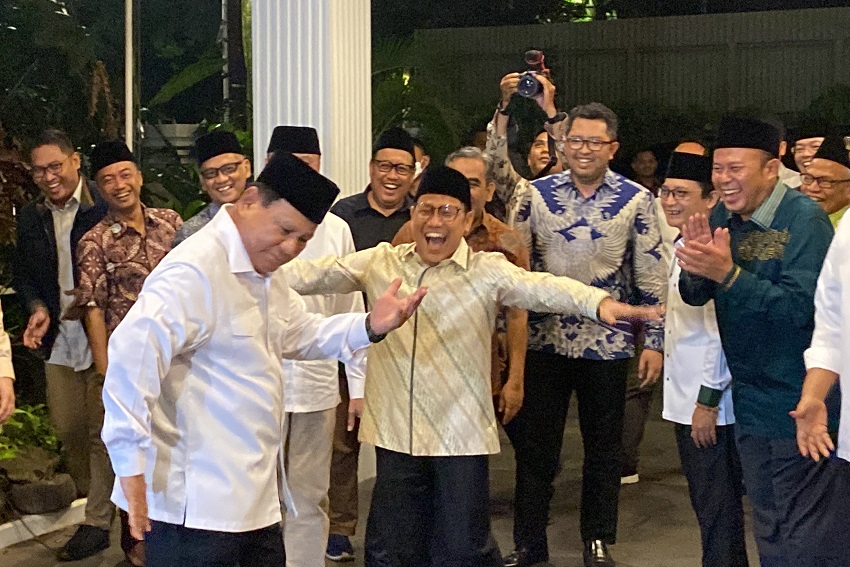 Calon Presiden (Capres) Prabowo Subianto kembali memperlihatkan sisi keceriaannya dengan melakukan aksi joget di depan relawan. Insiden ini terjadi (Sumber foto : SindoNews)
