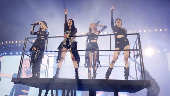 Grup K-Pop terkenal BLACKPINK membuat gelombang di dunia hiburan setelah melaporkan bahwa mereka telah menyetujui pembaruan kontrak (Sumber foto: CNN)
