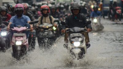 10 Hal yang Perlu Disiapkan Pengendara Motor saat Musim Hujan Tiba