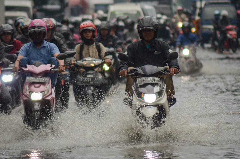 Musim hujan sering kali membawa tantangan tambahan bagi pengendara sepeda motor. Jalan yang licin, penglihatan yang terbatas, dan cuaca (Sumber foto:Alenia.id)