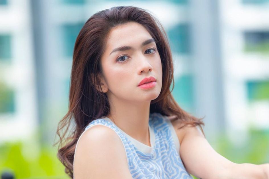 Angel Karamoy, artis asal Manado yang dikenal sebagai janda, kembali mencuri perhatian netizen dengan penampilan terbarunya di Instagram. Meski (Sumber foto: Grid.id)