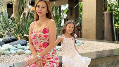 The Real Janda Kembang: Aura Kasih Memikat dengan Dress Bunga-Bunga
