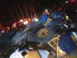 Kereta Api Probowangi Tabrak Minibus di Lumajang