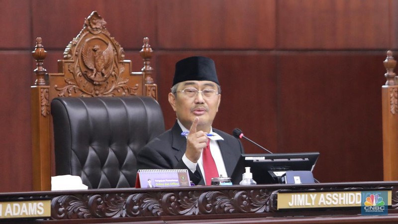 Ketua Majelis Kehormatan Mahkamah Konstitusi (MKMK), Jimly Asshiddiqie, memberikan tanggapan terhadap ungkapan hati Anwar Usman, hakim (Sumber foto ; CNBC Indonesia)