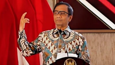Mahfud MD Gelengkan Kepala Saat Dikonfrontir Soal Konflik Kepentingan di MK