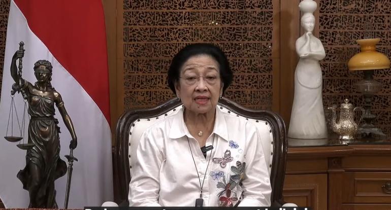 Viral Megawati dan Patung Dewi Keadilan (sumber foto : rakyat merdeka)