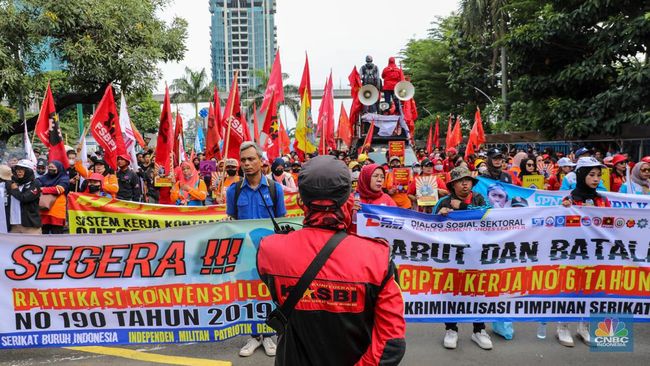 Sejumlah provinsi di Indonesia telah resmi menetapkan kenaikan Upah Minimum Provinsi (UMP) untuk tahun 2024. Penetapan ini didasarkan pada (Sumber foto : CNBC)