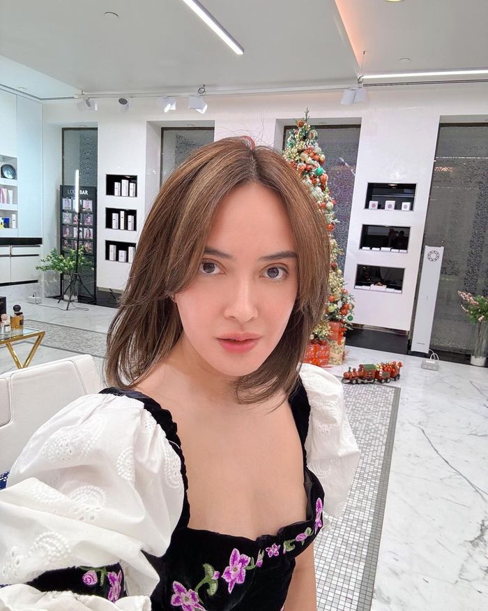 Rambut dianggap sebagai mahkota penting bagi setiap wanita, dan Shandy Aulia tidak terkecuali. Di tengah liburannya di Moscow, Rusia, aktris cantik (Sumber foto: Grid.id)