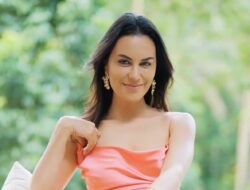 Sophia Latjuba: Pesona Cantik, Seksi, dan Awet Muda di Usia 53