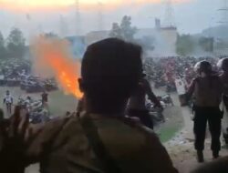 Polisi Tembakan Gas Air, MataDetik-detik Kerusuhan Suporter Gresik dengan Polisi