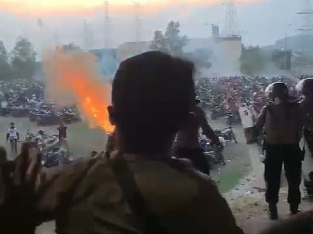 Polisi Tembakan Gas Air, MataDetik-detik Kerusuhan Suporter Gresik dengan Polisi (sumber foto : mili.id)