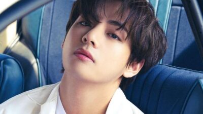 V BTS atau Kim Tae-hyung, salah satu anggota ikonik dari grup BTS, telah membuat penggemarnya heboh dengan keputusannya untuk memotong 9Sumber Foto: Detik.com)