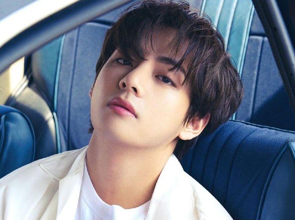 V BTS atau Kim Tae-hyung, salah satu anggota ikonik dari grup BTS, telah membuat penggemarnya heboh dengan keputusannya untuk memotong 9Sumber Foto: Detik.com)