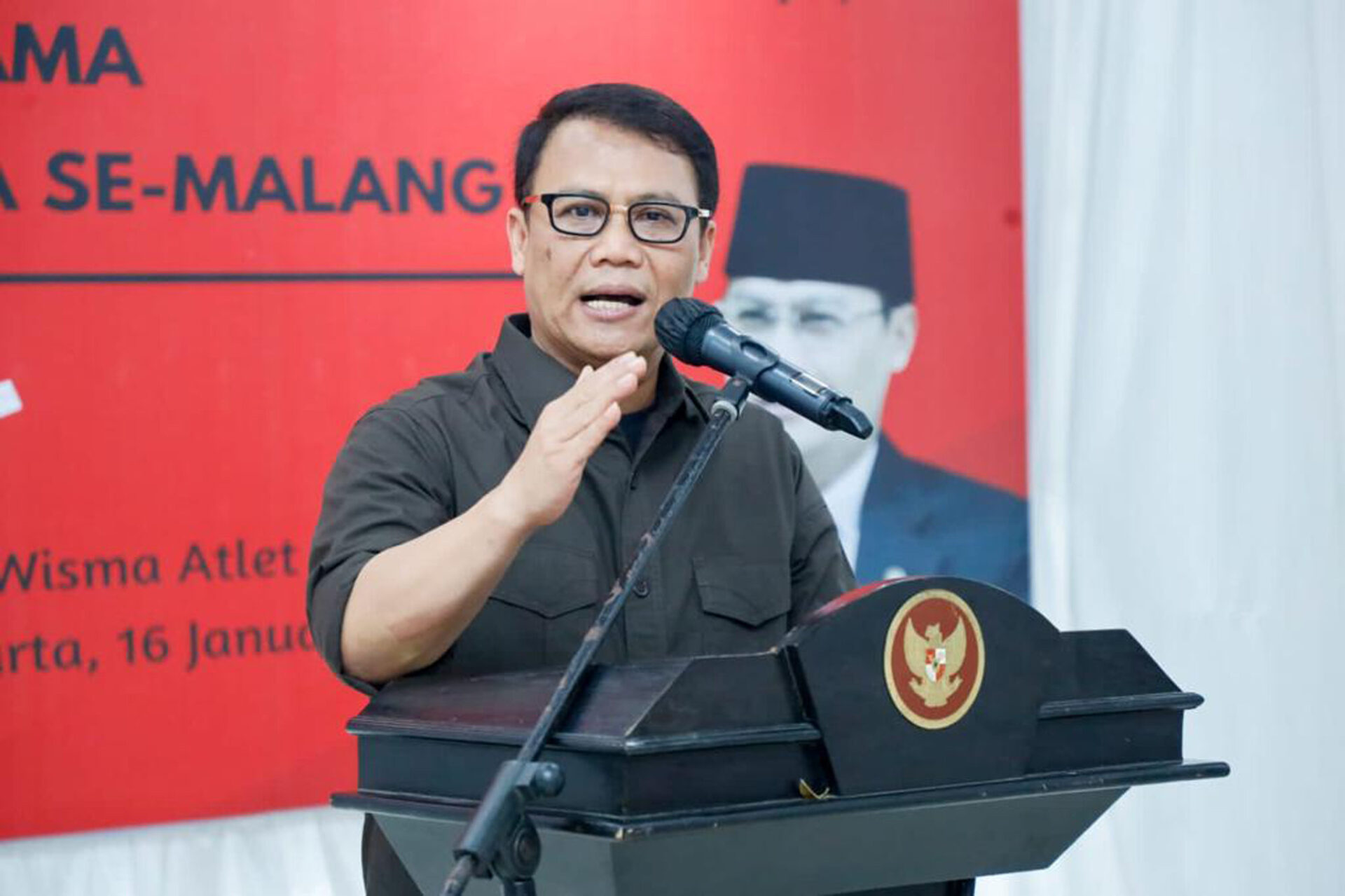 Ketua Dewan Pimpinan Pusat (DPP) PDI-P, Ahmad Basarah, menyoroti aspek etika komunikasi antara Presiden Joko Widodo (Jokowi) dan Ketua Umum (Sumber foto : JPNN)