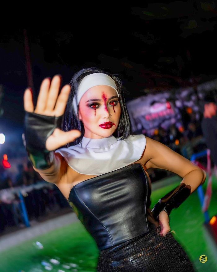 Wika Salim, penyanyi dangdut yang terkenal dengan penampilan seksi dan fashionable, baru-baru ini membuat publik terkesan dengan penampilannya dalam (Sumber foto : Stylo)