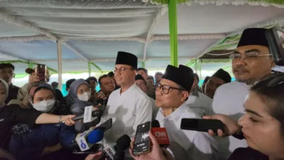 Calon presiden nomor urut 1, Anies Baswedan, memberikan tanggapan santai terhadap guyonan Ketua Umum PBNU KH Yahya Cholil Staquf atau yang akrab disapa Gus Yahya. ( Sumber foto : Liputan6)